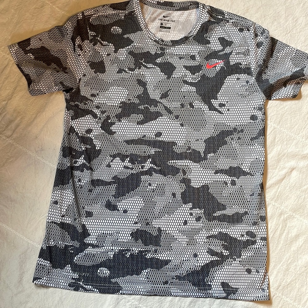 Great condition Nike Dri fit Grey camo tee shirt. Sz lg
